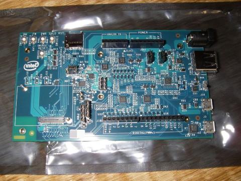 左下にEdisonモジュールを装着します。