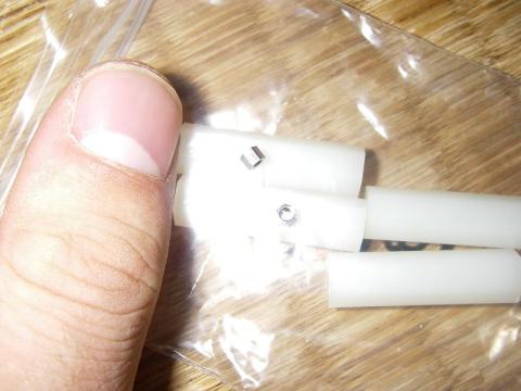 筆者は手が小さいのですが、親指と比べても如何に小さいかが分かります。