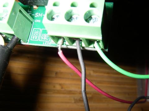 ACラインとマイコンからの制御線を止める部分はターミナル端子を使っているので、堅牢性も期待できる。マイコンボードの方を吊り下げることも可能だろう。