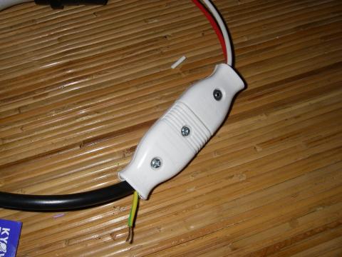 電線(余ったPCケーブル)をプラグとコンセントに加工した。