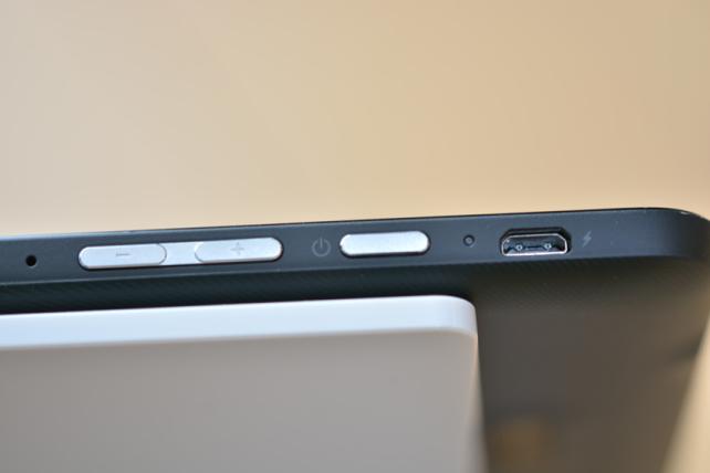 電源ボタンとボリュームボタン