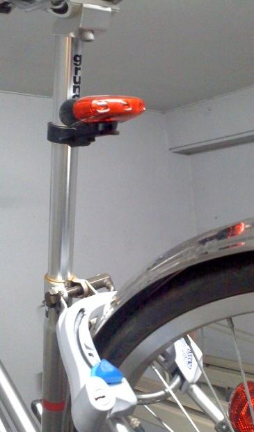 こんな風に取り付ける。サドルが低いと見えづらいかもしれない。
