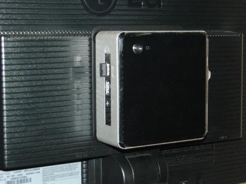 モニタの背面に取り付け