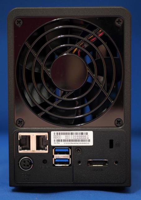 背面は大きなFANとLAN2つ、USB2つ、eSATA、電源とシンプル