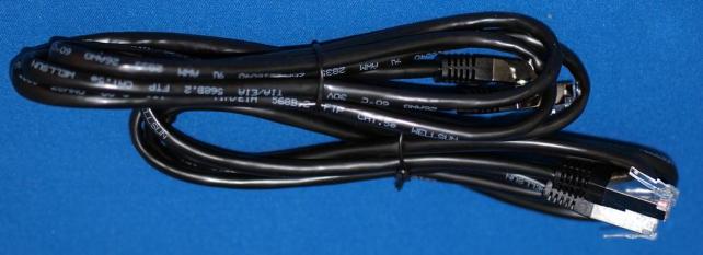 付属のLANケーブルはカテゴリ5e。コネクタ部分は金属シールドと好印象