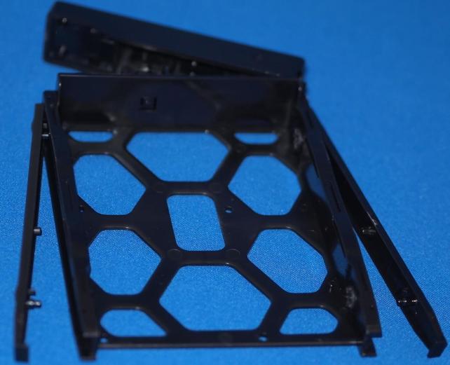 取り出したトレイは左右のレールを外してHDDを載せるだけ