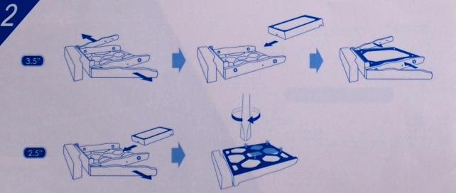 マニュアルの絵の通りに実施。トレイの左右のレールを外してHDDを載せるだけ