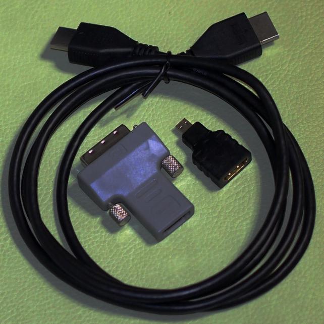 本体とモニターの接続に使用するケーブル①マイクロHDMIを標準サイズのHDMIに変換するコネクタ(黒)と標準サイズのHDMIをDVIに変換するコネクタ(灰色)