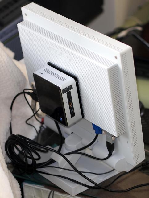 今回のOSインストール中は、VESA規格のマウントキットが付属しておりましたのでモニターの背面に合体させてみました。