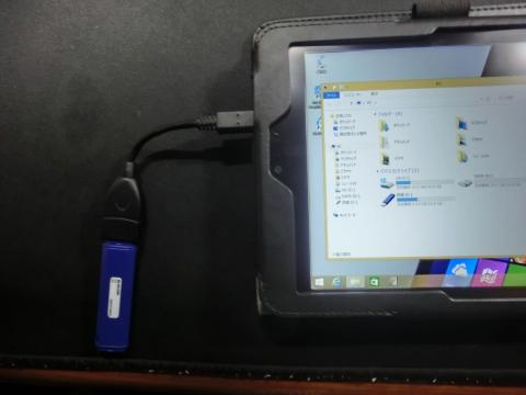 microUSB-USB変換アダプタ(ブートUSB用)でUSBメモリーを端末に接続します。