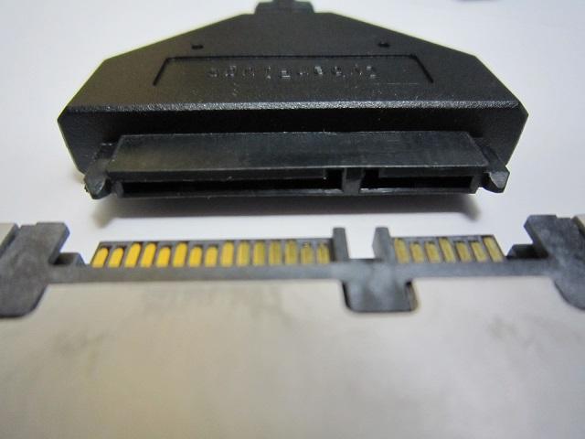 コネクタをSSDに装着します