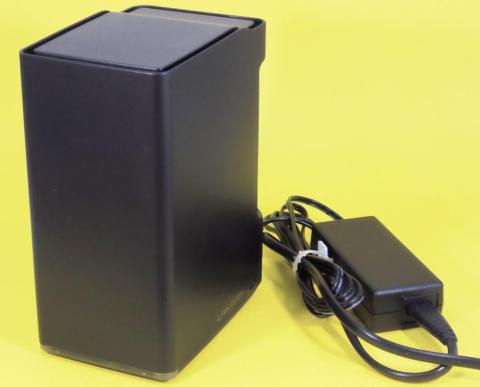ACアダプターとサーバーの外観