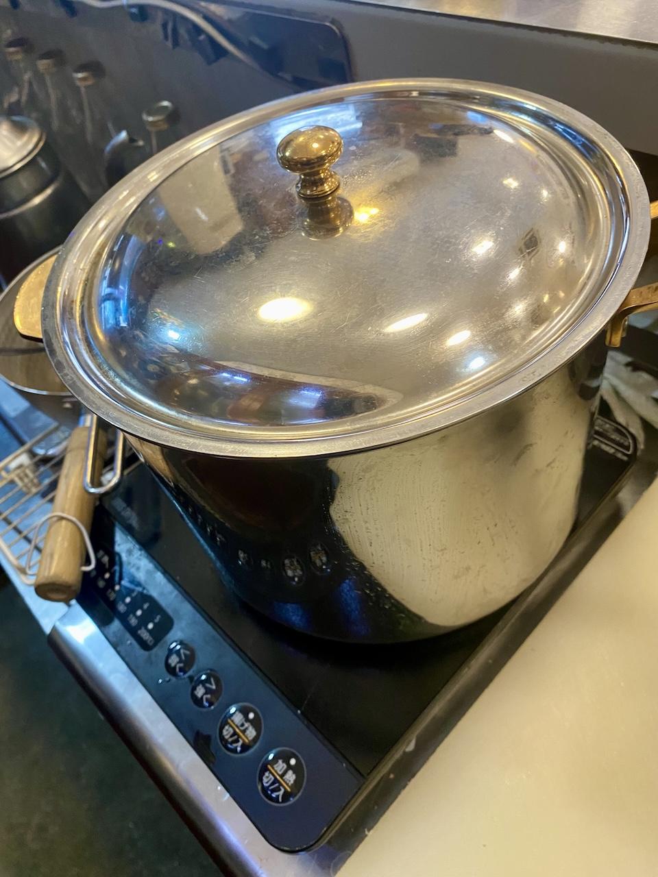 鍋もフライパンも、重たいものに正義があるように感じます