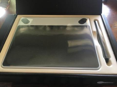 内箱を開けたところ。まず本体とスタイラスが見える