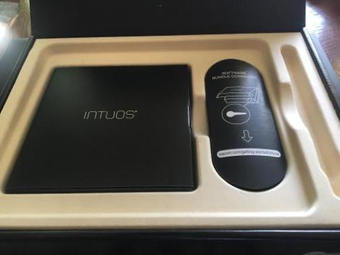 本体とスタイラスを取り出したところ。左は付属ソフトウェアのディスクと説明書、右はUSBケーブルが入っている