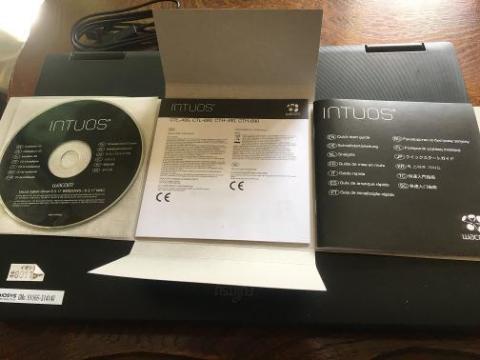 黒くて薄い箱の中身。付属ソフトウェアのディスクと説明書が入っている