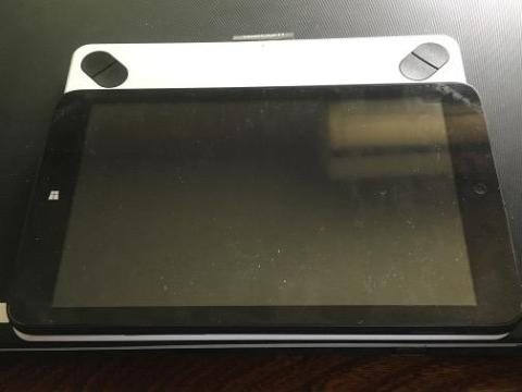 大きさの比較。上に乗せているのは私物の8インチタブレット