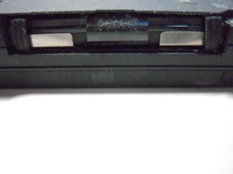 蓋を外したらHDDの真ん中の黒いビニールの部分をひっぱりだす