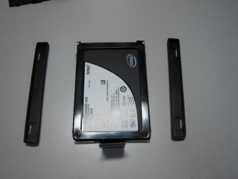 HDDの両端にあるゴムのスペーサーを外します