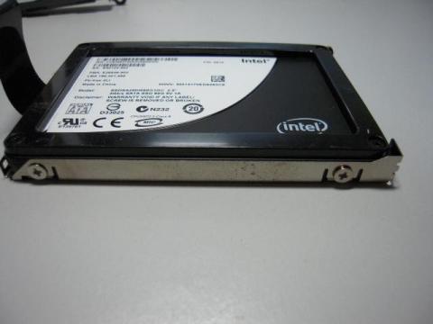 HDDはこのように両端から4つのネジでマウンタに固定されているのでネジを外します