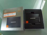 本体はアルミでヘアライン加工されている