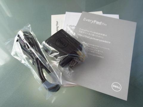 製品には USB ポートが備わった AC アダプターと USB - micro USB ケーブルなどが添付されている