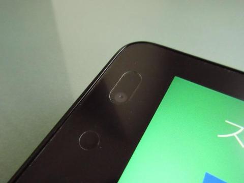 手前はステータスランプで1.2MPの全面カメラに照度センサーがある