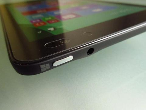 Windows ボタンにイヤフォン端子