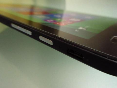 上部に micro USB ポートに電源ボタンと音量ボタンが配置されている