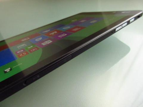 microSD カードリーダーと microSIM スロットのカバー