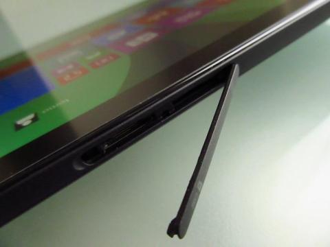 カバー内の micoroSD カードリーダーと microSIM スロット