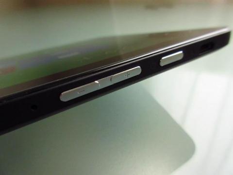 各ボタンのメタリックがワンポイントで引き締まった印象を与える