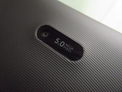 5MP の背面カメラ