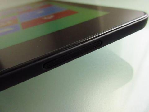 右端にスピーカーが配置されている