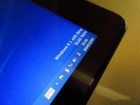 搭載されている OS は Windows 8.1 with Bing