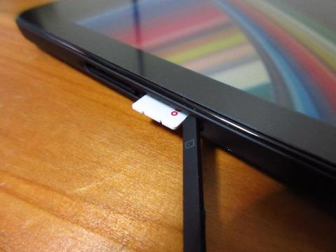 EveryPad Pro 本体の SIM スロットに SIM を挿入する