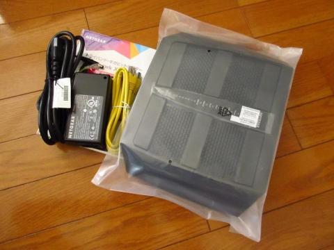 R8000 本体のほかに AC アダプターと LAN ケーブルそしてインストールガイドが付属する