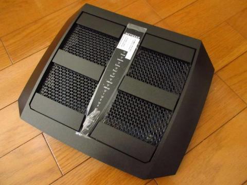 R8000 上部にはステータス LED があり可動式のアンテナが収納されている