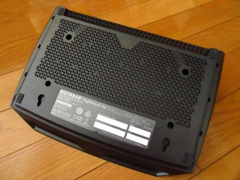 R8000 の背面には MAC アドレスなどの情報が記載されたシールが貼られている