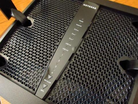 ステータス LED では電源オンオフや無線の動作を LED で確認することができる