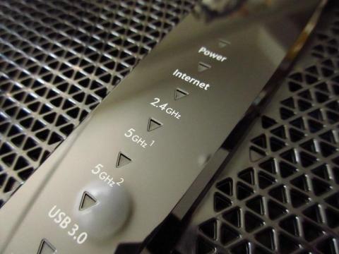 ステータス LED 上部には電源の状態とルーターモードで動作している場合のインターネットへの接続状況が確認できる