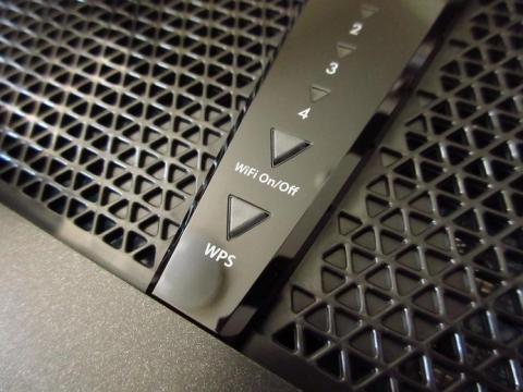 無線 LAN のオンオフや WPS を使用した接続をおこなうことができる物理ボタン
