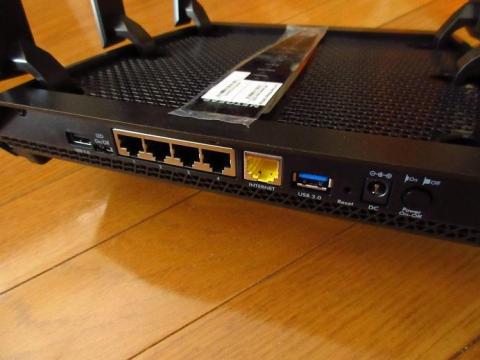 インターフェースは裏面に集約されている