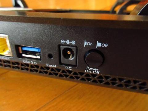 電源ボタンと電源ケーブル差込口