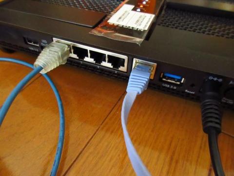 ルーターとして使用する場合には WAN ポートにインターネット側の配線をおこなう