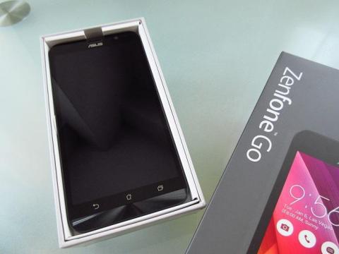 画面サイズは 5.5 型ワイドで視野角が広い ISP 液晶が使用されている