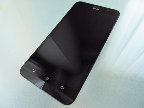 本体の下部は細かい筋状の模様が入ったスピン加工