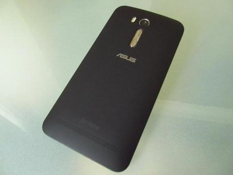 バックパネルはブラックでマットな加工がされていて手になじむ