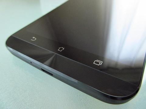 本体正面の下にはタッチキーで戻る・ホーム・タスクキーが用意されている