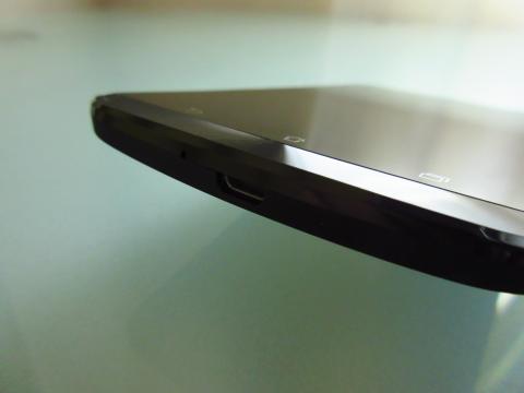 本体の下部には充電などに使用する microUSB ポートとマイクがある